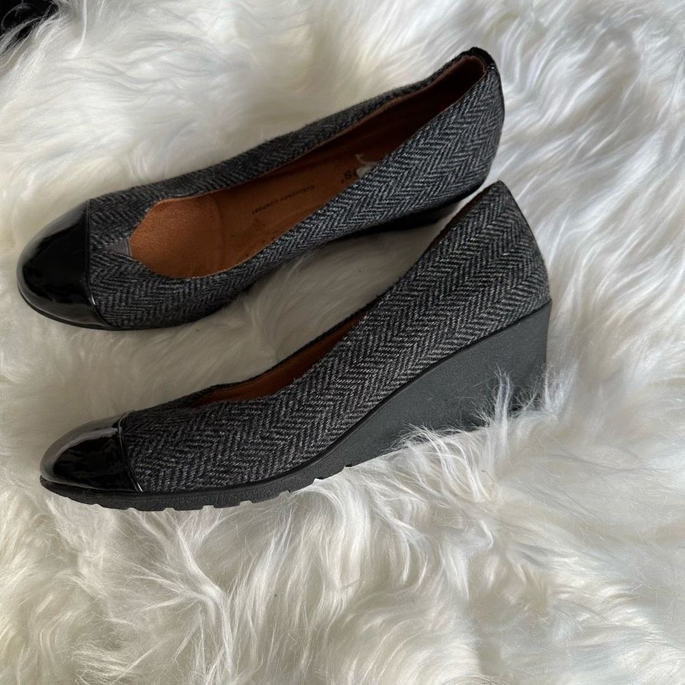 Hush Puppies cushioned comfort wedge style shoe, black/grey